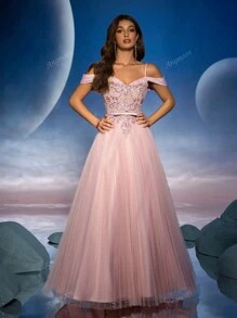 Robe de soirée longue avec volants, appliqué de dentelle 3D et ourlet froncé, d'Anymoon. Robe de soirée, de mariage, de cérémonie ou de gala.
