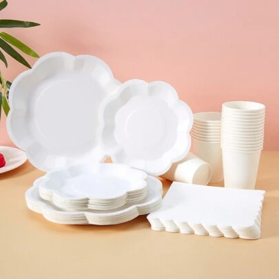 白色八角花瓣设计一次性餐具，简单实用多用途