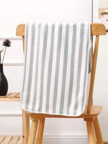 1 stuk koraalfleece badhanddoek met verticale strepen, superzacht, absorberend, huidvriendelijk, geschikt voor thuis, badkamer, sportschool, hotel, strand, essentieel voor dagelijks gebruik, perfect cadeau voor alle gelegenheden. Badkamerdecoratie voor thuis, zomer, terug naar school, voor schoonheidssalons, badkamer thuis.