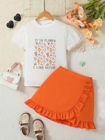 2 件装青少年女孩休闲外出时尚花卉和字母印花网眼拼布设计短袖 T 恤和裙子套装，夏季