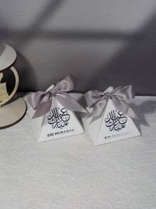 10 piezas de mini cajas pirámide de regalo elegantes en blanco con caligrafía árabe plateada estilizada y cintas de satín. Perfectas para aperitivos, chocolates y regalos pequeños. Ideal para celebraciones, reuniones familiares y ocasiones festivas. Elegante empaque de regalo para celebraciones memorables