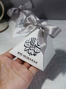 10 piezas de mini cajas pirámide de regalo elegantes en blanco con caligrafía árabe plateada estilizada y cintas de satín. Perfectas para aperitivos, chocolates y regalos pequeños. Ideal para celebraciones, reuniones familiares y ocasiones festivas. Elegante empaque de regalo para celebraciones memorables