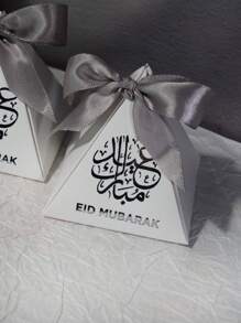 10 piezas de mini cajas pirámide de regalo elegantes en blanco con caligrafía árabe plateada estilizada y cintas de satín. Perfectas para aperitivos, chocolates y regalos pequeños. Ideal para celebraciones, reuniones familiares y ocasiones festivas. Elegante empaque de regalo para celebraciones memorables