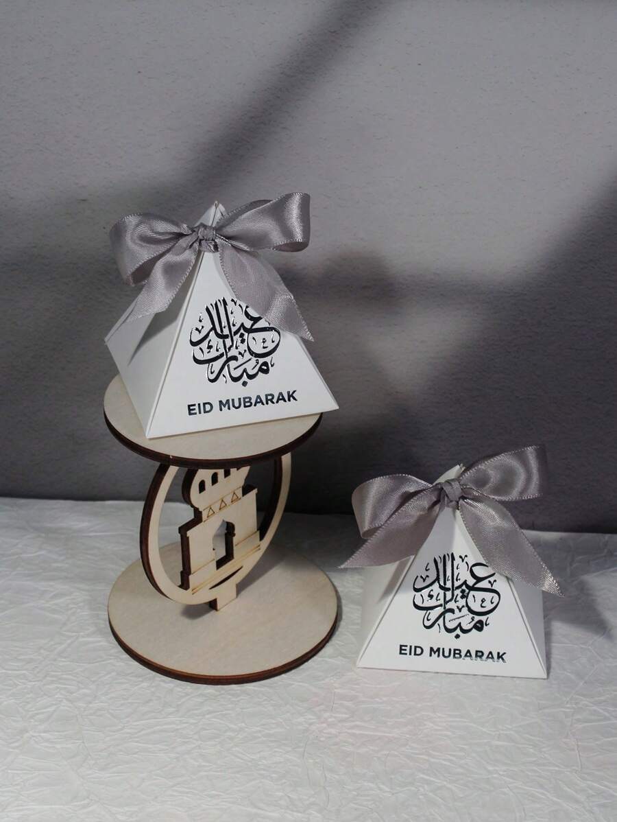 10 piezas de mini cajas pirámide de regalo elegantes en blanco con caligrafía árabe plateada estilizada y cintas de satín. Perfectas para aperitivos, chocolates y regalos pequeños. Ideal para celebraciones, reuniones familiares y ocasiones festivas. Elegante empaque de regalo para celebraciones memorables