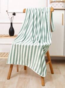1 stuk koraalfleece badhanddoek met verticale strepen, superzacht, absorberend, huidvriendelijk, geschikt voor thuis, badkamer, sportschool, hotel, strand, essentieel voor dagelijks gebruik, perfect cadeau voor alle gelegenheden. Badkamerdecoratie voor thuis, zomer, terug naar school, voor schoonheidssalons, badkamer thuis.