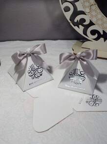 10 piezas de mini cajas pirámide de regalo elegantes en blanco con caligrafía árabe plateada estilizada y cintas de satín. Perfectas para aperitivos, chocolates y regalos pequeños. Ideal para celebraciones, reuniones familiares y ocasiones festivas. Elegante empaque de regalo para celebraciones memorables