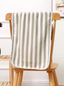 1 stuk koraalfleece badhanddoek met verticale strepen, superzacht, absorberend, huidvriendelijk, geschikt voor thuis, badkamer, sportschool, hotel, strand, essentieel voor dagelijks gebruik, perfect cadeau voor alle gelegenheden. Badkamerdecoratie voor thuis, zomer, terug naar school, voor schoonheidssalons, badkamer thuis.