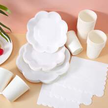 白色八角花瓣设计一次性餐具，简单实用多用途