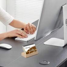 1 chiếc hộp đựng danh thiếp bằng gỗ, khung kim loại màu vàng, hình chữ nhật, kiểu dáng tối giản, thích hợp để trang trí bàn làm việc và nhà cửa. - Mảnh duy nhất - Xem 4
