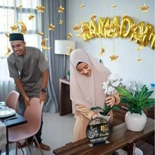 优雅的 DIY 亚克力斋月庆祝日历套装，带有月亮、星星、灯笼和几何图案元素以及阿拉伯祝福