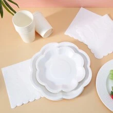 白色八角花瓣设计一次性餐具，简单实用多用途