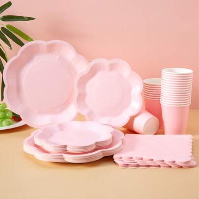 1 套粉彩粉色八角花瓣一次性餐具套装，适合节日聚会、团体用餐