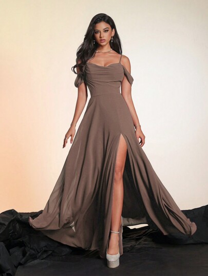 Vestido de Festa Longo Chiffon de Fenda Alta com Alças Finas Cor Mocha Elegante, Vestido Sereia de Comprimento até o Chão, Vestidos Formais e de Festa para Mulheres, Vestidos de Formatura Clássicos, Vestidos de Dama de Honra para Mulheres