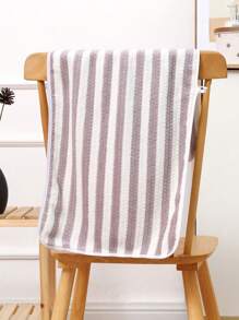 1 stuk koraalfleece badhanddoek met verticale strepen, superzacht, absorberend, huidvriendelijk, geschikt voor thuis, badkamer, sportschool, hotel, strand, essentieel voor dagelijks gebruik, perfect cadeau voor alle gelegenheden. Badkamerdecoratie voor thuis, zomer, terug naar school, voor schoonheidssalons, badkamer thuis.