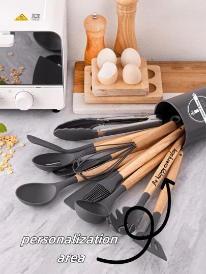 Juego personalizado de 12 piezas de utensilios de cocina de silicona con mango de madera, incluye balde de almacenamiento, sartén antiadherente resistente a altas temperaturas y espátula