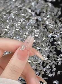 30 件 3 毫米迷你菱形指甲水钻高品质闪亮锆石指甲水钻 3D 美甲水晶水钻饰物指甲设计美甲宝石平底水钻用于制作美甲用品指甲 - 白色 - 查看 5