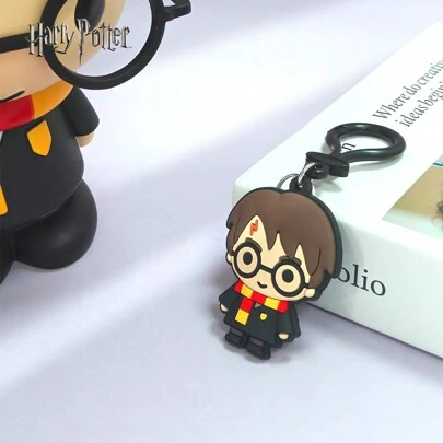 哈利波特 PVC 钥匙扣 1 件霍格沃茨钥匙圈 带赫敏格兰杰和罗恩韦斯莱软橡胶包饰物 适用于钥匙圈电影周边角色扮演配件背包饰物礼物背包吊坠和汽车装饰 适合哈利波特爱好者的圣诞节礼物