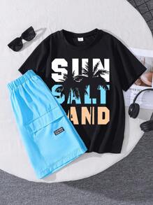 青少年男孩字母印花短袖 T 恤和编织字母贴片短裤套装