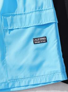 青少年男孩字母印花短袖 T 恤和编织字母贴片短裤套装