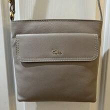 Bolso cruzado granulado con cremallera en la parte superior, talla mediana, de Tula Inglaterra - Variante1 - Ver 2