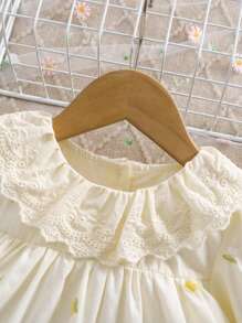 1 pezzo Vestito casual e ampio da ragazza ricamato con ricami floreali, orlo increspato, medio lunghezza, adatto per uso all'aperto/vacanze/feste, primavera/estate