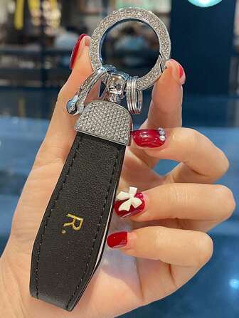 1 件锌合金水钻钥匙扣，配 PU 皮革材质皮绳，适用于汽车钥匙，时尚百搭，男女皆宜