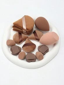 14 pezzi Set di spugne per il trucco, inclusi 3 cuscinetti per cipria, 3 mini cuscinetti per cipria, 2 grandi pennelli per trucco, 3 mini pennelli per trucco, 3 mini cuscinetti ad aria. Adatti per applicare BB cream, fondotinta e correttore per creare un aspetto impeccabile. Realizzati in morbido velluto, appositamente progettati per contouring, occhi e aree difficili da raggiungere