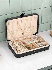 1 pieza Caja de almacenamiento de joyas de PU, organizador de joyas portátil de viaje, caja de almacenamiento de tocador, caja de exhibición de joyas de múltiples compartimentos, caja de regalo de almacenamiento, caja de exhibición, tapa abatible simple, gran capacidad, adecuado para guardar anillos, collares, aretes, relojes, labiales y otros accesorios, accesorios de dormitorio, suministros de viaje al aire libre, cierre con botón de seguridad, estilo internacional hermoso, adecuado para viajes y el hogar, regalo ideal para niñas