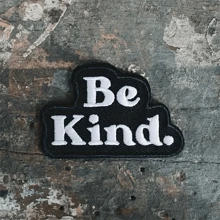 1 miếng vá thêu "Be Kind" ủi, chữ đen trắng đính trên quần áo và phụ kiện - Màu sắc hỗn hợp - Xem 1