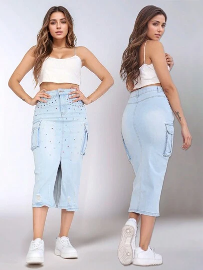 Falda casual con botones frontales hasta la mitad, bolsillo y abertura para mujer, y un diseño que combina adornos con piedras brillantes y roturas.