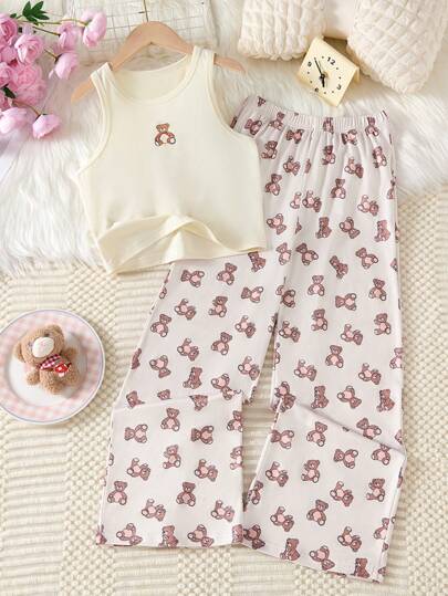女童休闲简约睡衣套装（2件套），包含1件泰迪熊印花吊带背心和1条泰迪熊印花宽松长裤，适合春夏居家穿着。