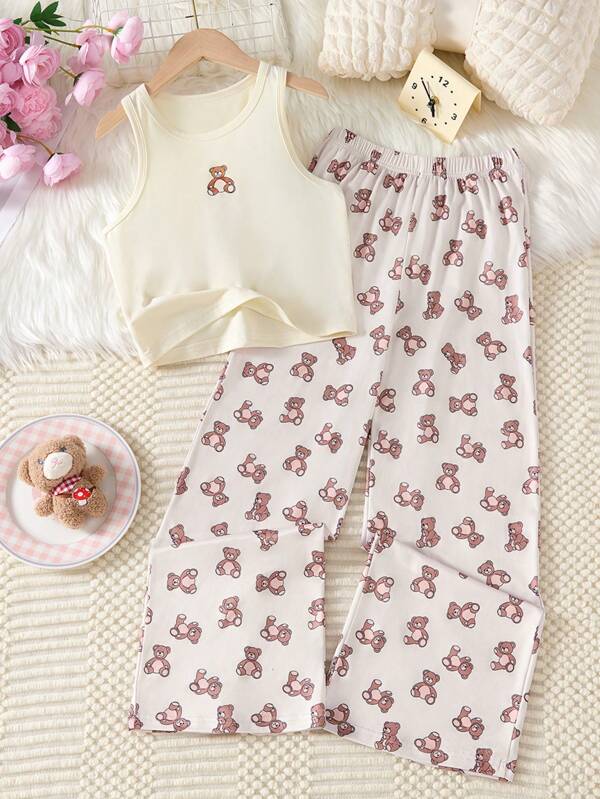 女童休闲简约睡衣套装（2件套），包含1件泰迪熊印花吊带背心和1条泰迪熊印花宽松长裤，适合春夏居家穿着。