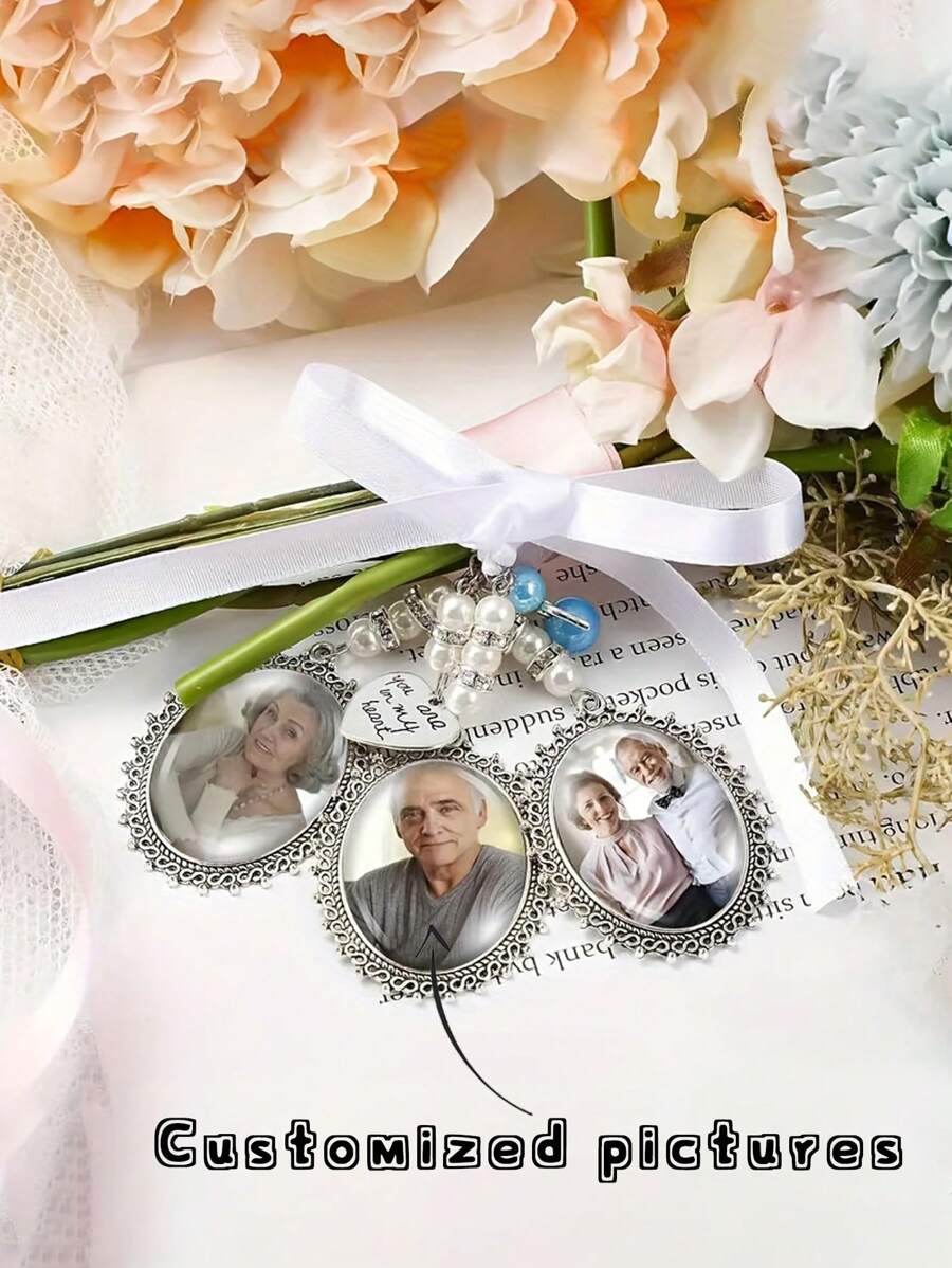 1/2Pcs Personalized Custom Bridal Bouquet Commemorative Brooch, Designed With Various Specifications Of 1/2/3 Photo Pendants, Lace Bow Faux Pearl Decoration, Metal Material Texture Full Of Fashion And Uniqueness, Personalized Beauty, Retro Elegance, Luxurious Warmth, Worn On The Chest, Bouquet