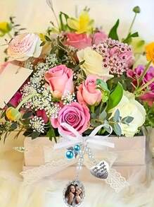 1/2Pcs Personalized Custom Bridal Bouquet Commemorative Brooch, Designed With Various Specifications Of 1/2/3 Photo Pendants, Lace Bow Faux Pearl Decoration, Metal Material Texture Full Of Fashion And Uniqueness, Personalized Beauty, Retro Elegance, Luxurious Warmth, Worn On The Chest, Bouquet