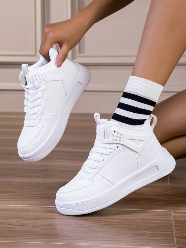Queste scarpe sportive bianche alte e unisex interpretano la moda con un design semplice. La linea della scarpa liscia e gli occhielli delicati conferiscono un fascino unico. La suola morbida e confortevole offre un supporto e una protezione perfetti per i piedi. Ogni dettaglio trasmette un atteggiamento di moda semplice ma non ordinario. Non sono solo un paio di scarpe, ma anche un simbolo di moda che ti permette di abbracciare facilmente la - un paio di scarpe da tela da donna.
