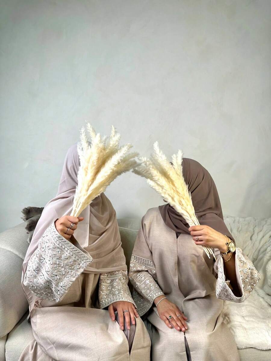1 chiếc Abaya thêu khiêm tốn có túi đựng điện thoại hoặc đồ dùng cá nhân, khăn choàng Abaya dài đơn giản, giản dị, thanh lịch, giản dị, cổ điển, màu trơn. Thêu hoa ở cổ tay áo, vải mềm, thoáng khí, chống xù lông, phù hợp với cuộc sống hàng ngày, lễ hội, tụ họp, buổi tối, chuyến đi và kỳ nghỉ - Màu be - Xem 1