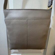 Bolso cruzado granulado con cremallera en la parte superior, talla mediana, de Tula Inglaterra - Variante1 - Ver 9