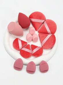 14 pezzi Set di spugne per il trucco, inclusi 3 cuscinetti per cipria, 3 mini cuscinetti per cipria, 2 grandi pennelli per trucco, 3 mini pennelli per trucco, 3 mini cuscinetti ad aria. Adatti per applicare BB cream, fondotinta e correttore per creare un aspetto impeccabile. Realizzati in morbido velluto, appositamente progettati per contouring, occhi e aree difficili da raggiungere