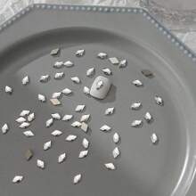 50 件/包美甲扁平不对称形状水钻装饰，包括白色闪光心形、蝴蝶形、星星形、水滴形、斜心形玻璃水钻美甲用品指甲饰品美甲宝石