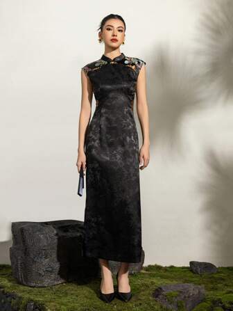 Vestido cheongsam/qipao de estilo chino nuevo con cuello Mao, sin mangas, con diseños florales conectados y abertura en el muslo. Adecuado para fiestas de Año Nuevo y Día de San Valentín.