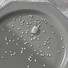 50 件/包美甲扁平不对称形状水钻装饰，包括白色闪光心形、蝴蝶形、星星形、水滴形、斜心形玻璃水钻美甲用品指甲饰品美甲宝石