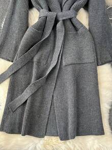 女士优雅简约针织开衫，长款宽松休闲版型，配有腰带，通勤休闲皆宜，新年街头时尚之选。