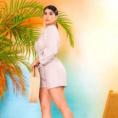 Conjunto de dos piezas, short y blusa cruzada en tela fresca ideal para verano o playa