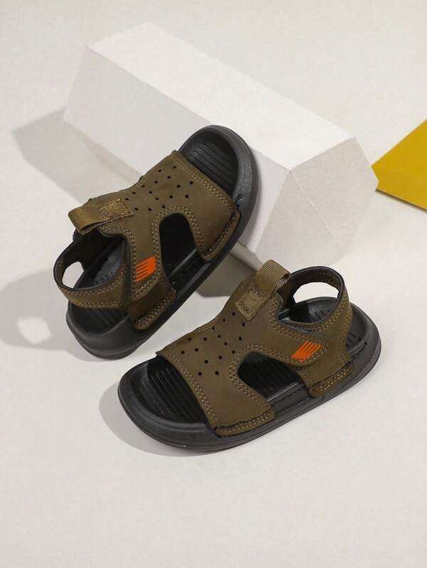 1 par de sandalias atléticas planas y versátiles para niños con diseño de empalme y puntada de contraste, adecuadas para el verano