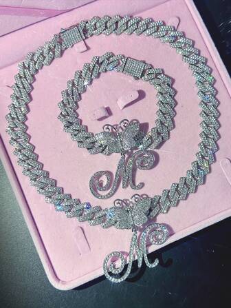 银色女士项链 A-Z 首字母个性化嘻哈经典蝴蝶字母吊坠链项链和手链套装饰物 26 个幸运字母，适合男女日常佩戴情人节时尚珠宝礼物，妈妈，母亲，母亲节，礼物