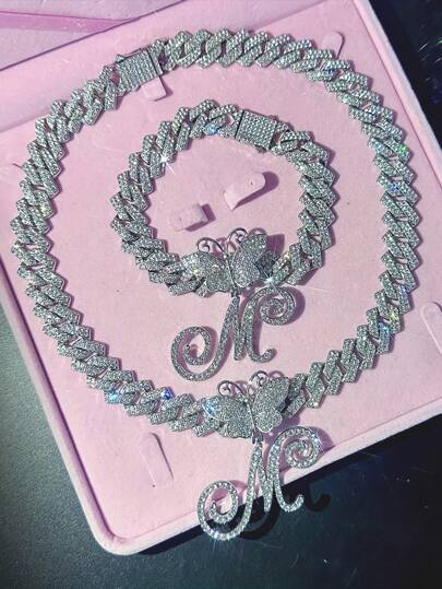 银色女士项链 A-Z 首字母个性化嘻哈经典蝴蝶字母吊坠链项链和手链套装饰物 26 个幸运字母，适合男女日常佩戴情人节时尚珠宝礼物，妈妈，母亲，母亲节，礼物