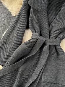 女士优雅简约针织开衫，长款宽松休闲版型，配有腰带，通勤休闲皆宜，新年街头时尚之选。