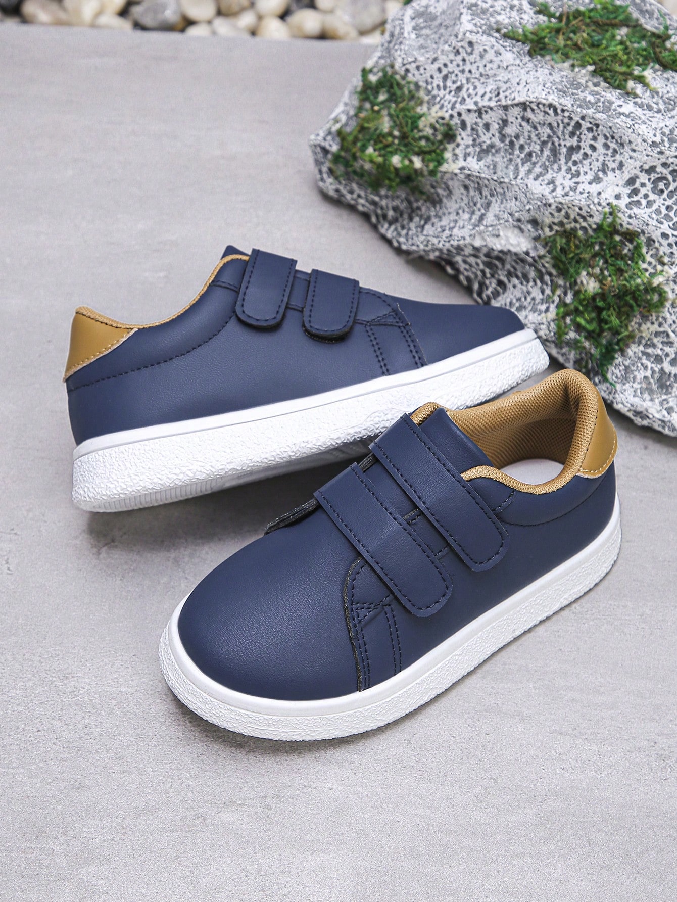 زوج من الأحذية الرياضية المسطحة غير الرسمية والمري...