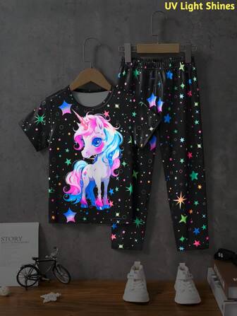 Set de 2 piezas de camiseta de manga corta con cuello redondo y pantalones con estampado luminoso de unicornio, estrella y luna para niña preadolescente, estilo de moda para primavera/verano