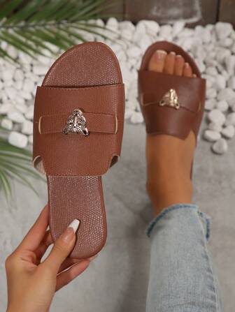 女士露趾豹纹金属装饰带设计棕色沙滩凉鞋，优雅、经典、度假风格平底拖鞋，夏季